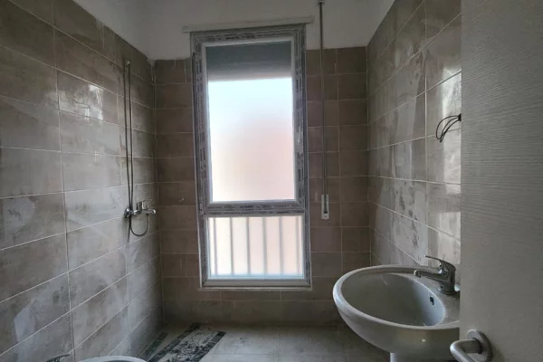 Shtepi ne shitje Apartament ne Tirane, 2+1, Mobilimi Bosh, pa mobiluar, Pagesa 175,000  Euro.