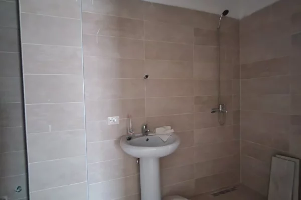 Shtepi ne shitje Apartament ne Tirane, 2+1, Mobilimi Bosh, pa mobiluar, Pagesa 175,000  Euro.