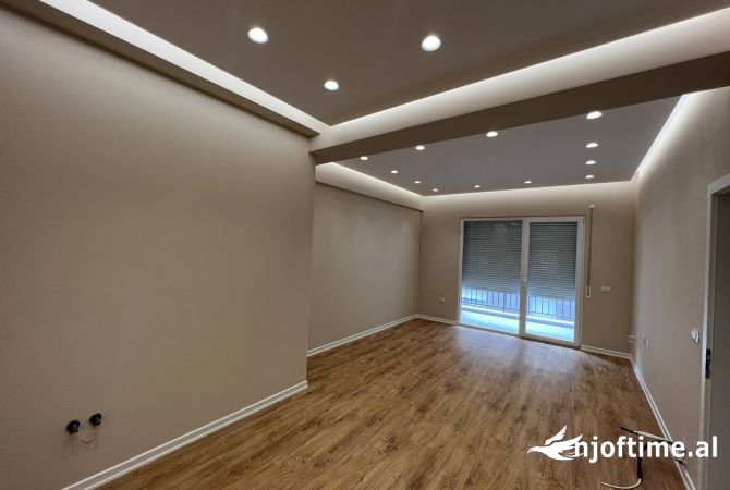 Ambiente Commerciale in Affitto 3+1 a Tirana - 650 Euro