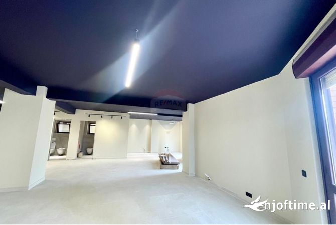 Ambiente Commerciale in Affitto 3+1 a Tirana - 2,000 Euro