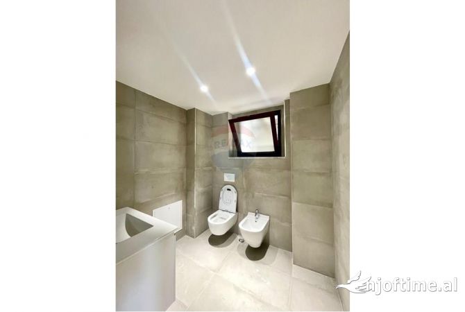 Ambiente Commerciale in Affitto 3+1 a Tirana - 2,000 Euro