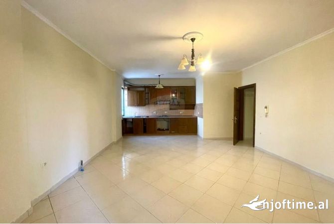 Ambiente Commerciale in Affitto 1+1 a Tirana - 430 Euro