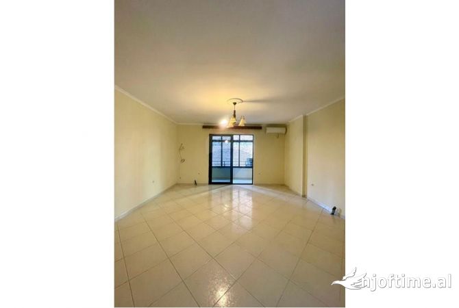 Ambiente Commerciale in Affitto 1+1 a Tirana - 430 Euro