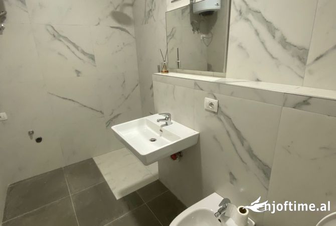 Ambiente Commerciale in Affitto 1+1 a Tirana - 900 Euro