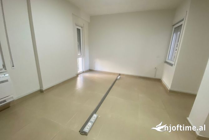 Ambiente Commerciale in Affitto 1+1 a Tirana - 900 Euro