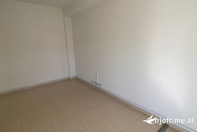 Ambiente Commerciale in Affitto 1+1 a Tirana - 900 Euro