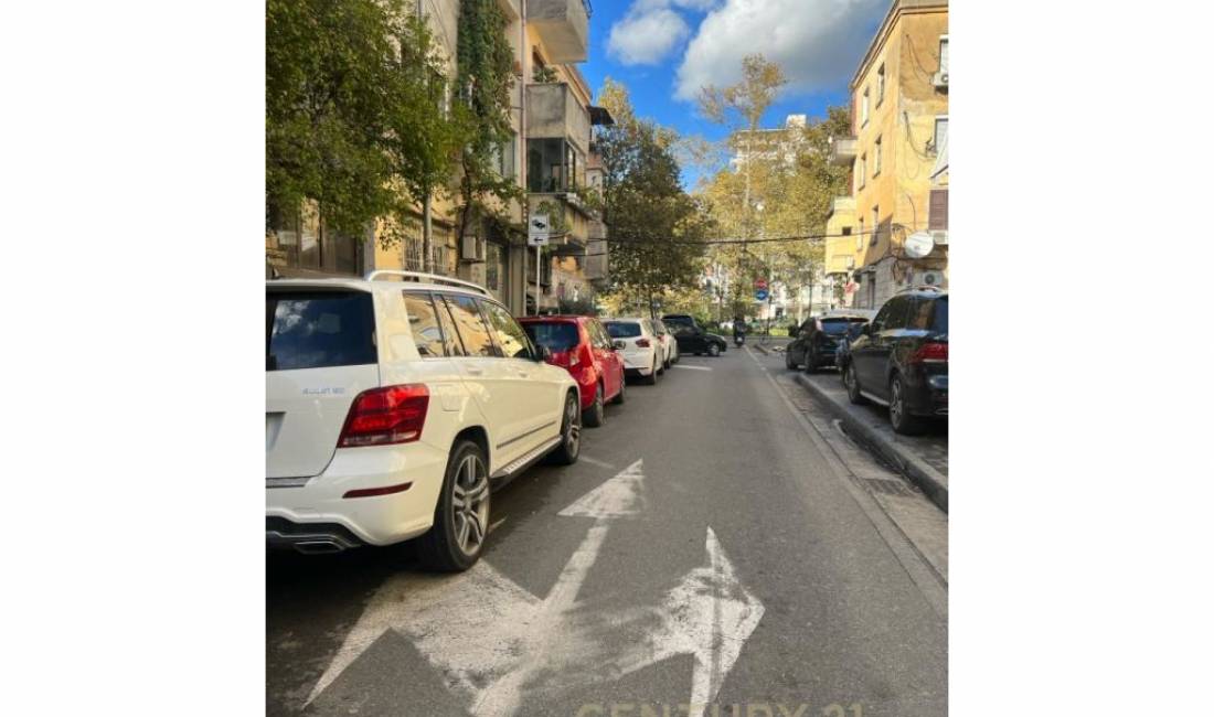 Ambient Komercial Per Shitje Prane Rruges Kryesore