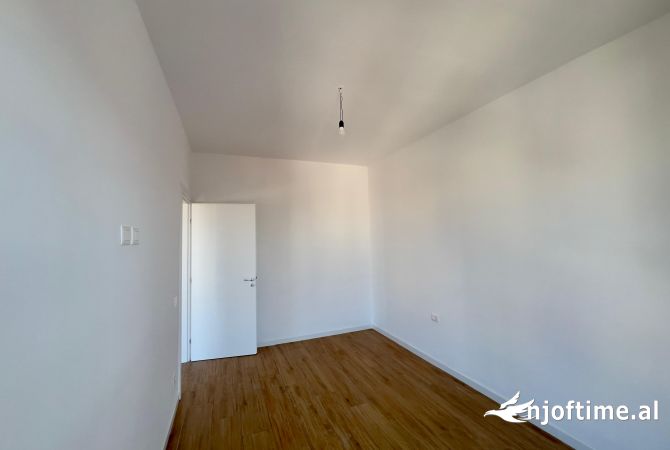 Ambiente Commerciale in Affitto 3+1 a Tirana - 800 Euro