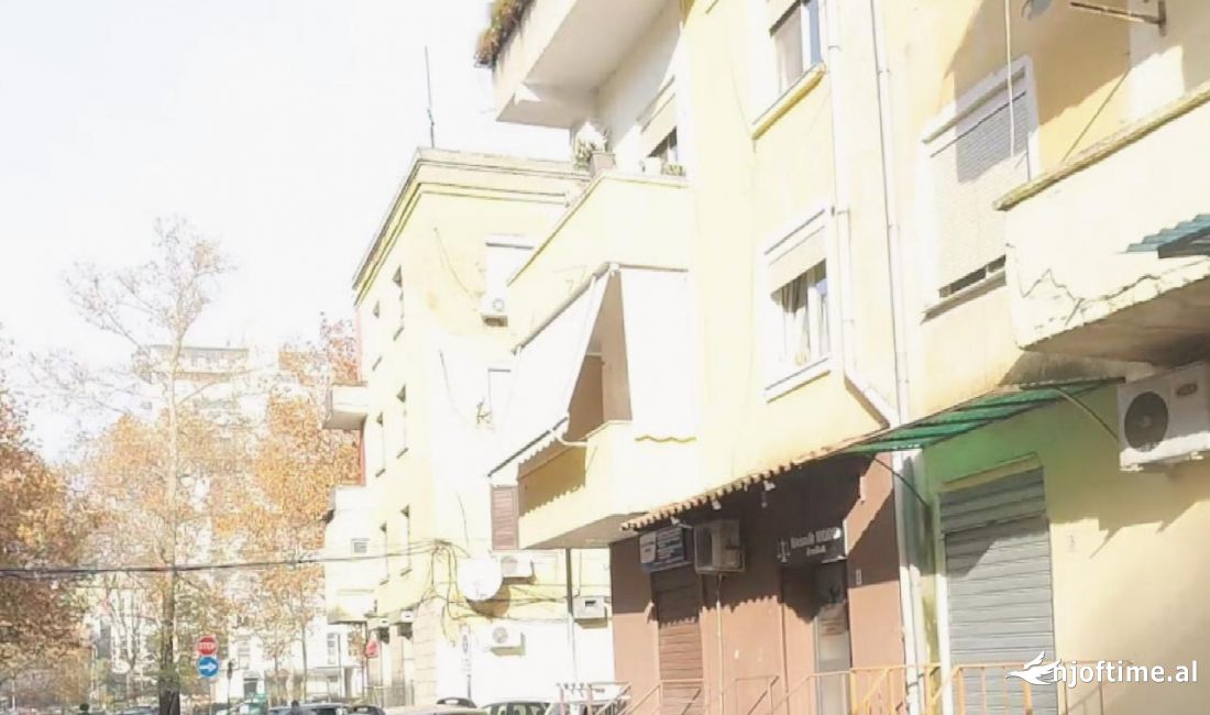 Japim Ambient Komercial me qira prane Ish bllokut!!