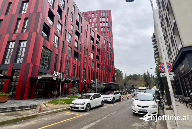 Ambiente Commerciale in Vendita 2+1 a Tirana - 140,000 Euro