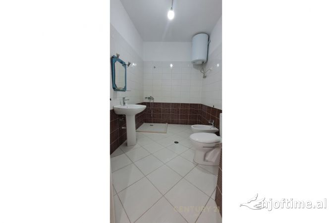 Shtepi ne shitje Apartament ne Tirane, 2+1, Mobilimi Pjeserisht e mobiluar, Pagesa 141,000  Euro.