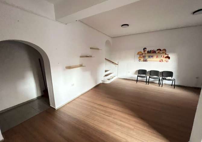 Ambiente Commerciale in Affitto 3+1 a Tirana - 1,000 Euro