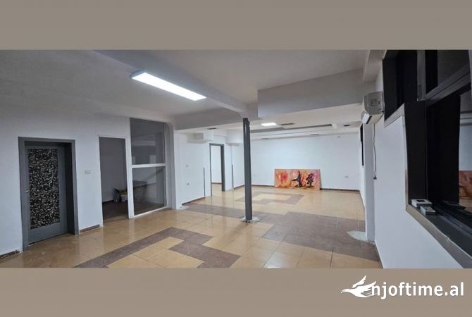 Ambiente Commerciale in Affitto 3+1 a Tirana - 60,000 Leke