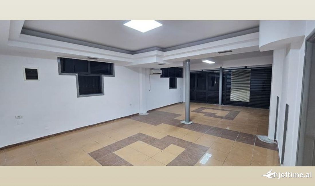 Qera  ambient sherbimi  tek Tatimet e 21 Dhjetorit, Rruga Sulejman Pitarka. 60000 leke te reja 