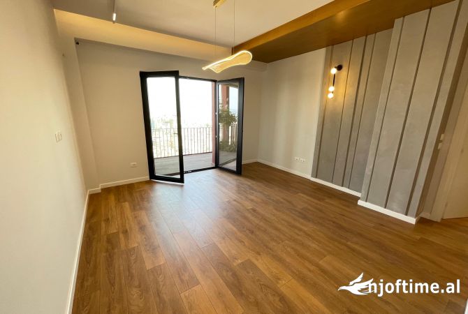 Ambiente Commerciale in Affitto 3+1 a Tirana - 1,200 Euro