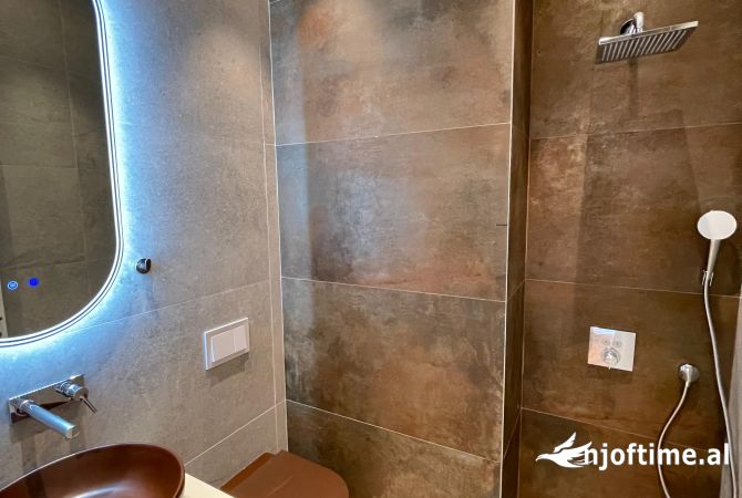 Ambiente Commerciale in Affitto 3+1 a Tirana - 1,200 Euro