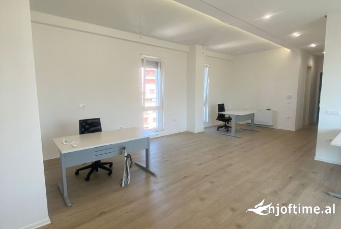 Ambiente Commerciale in Affitto 3+1 a Tirana - 160,000 Leke