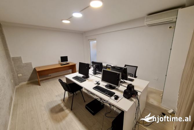 Ambiente Commerciale in Affitto 3+1 a Tirana - 950 Euro