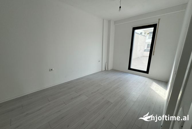 Ambiente Commerciale in Affitto 3+1 a Tirana - 600 Euro