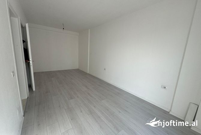 Ambiente Commerciale in Affitto 3+1 a Tirana - 600 Euro
