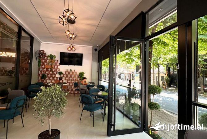 SHITET AMBJENT KOMERCIAL 📍Rruga Hoxha Tahsim Ambjent ka siperfaqe 📐600000 euro 