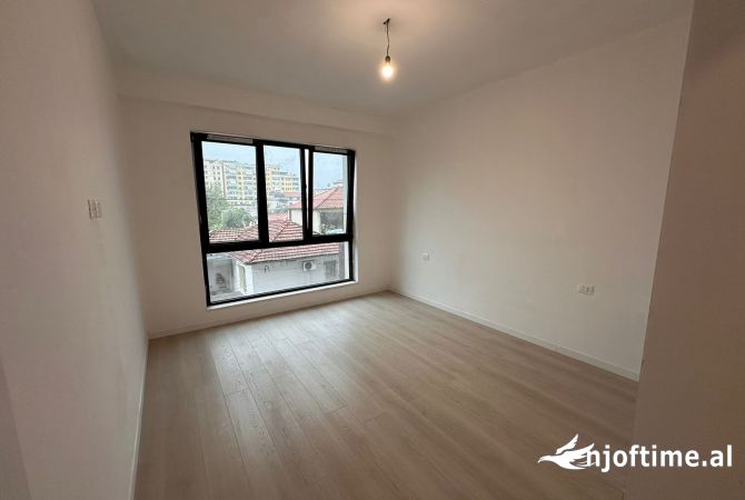 Ambiente Commerciale in Affitto 3+1 a Tirana - 700 Euro