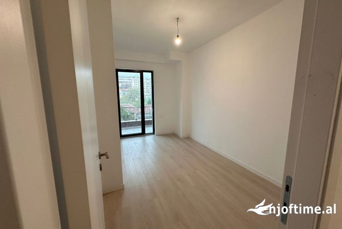 Ambiente Commerciale in Affitto 3+1 a Tirana - 700 Euro