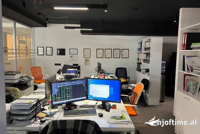 Ambient Zyre  me qera te pazari ri, Tirane. 72m2,  1100Euro neto,  