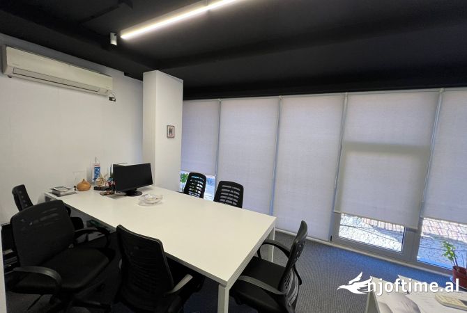 Ambient Zyre  me qera te pazari ri, Tirane. 72m2,  1100Euro neto,  