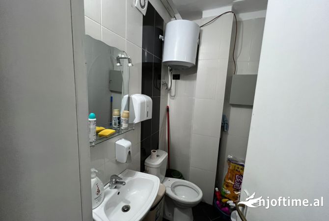 Ambient Zyre  me qera te pazari ri, Tirane. 72m2,  1100Euro neto,  