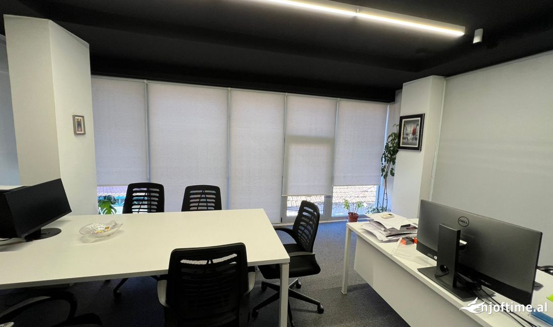 Ambient Zyre  me qera te pazari ri, Tirane. 72m2,  1100Euro neto,  