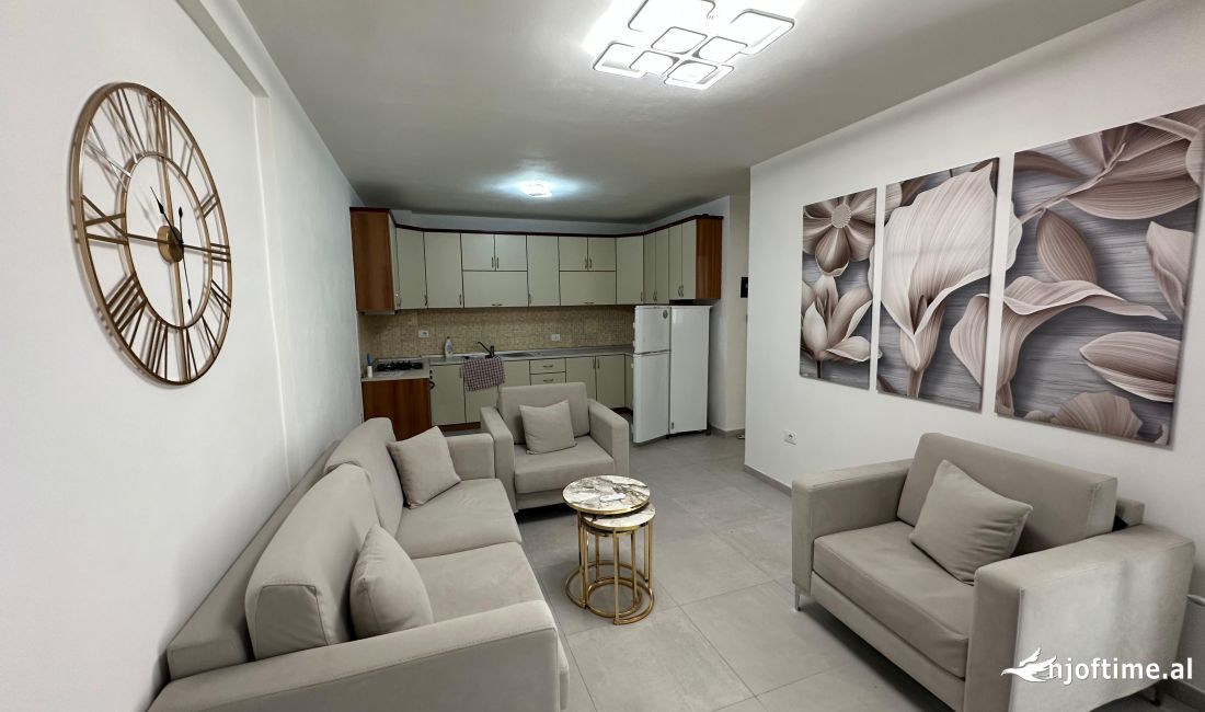 Jepet me qera Apartament 2+ 1 per zyre  Adresa : ish ekspozita  600 euro 