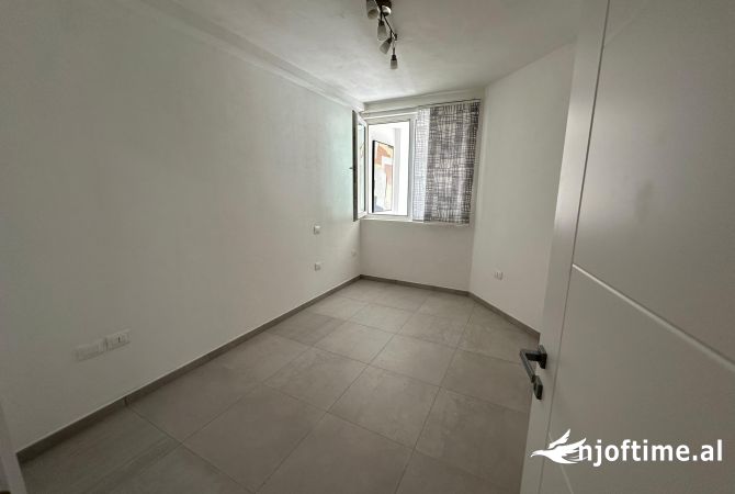 Jepet me qera Apartament 2+ 1 per zyre  Adresa : ish ekspozita  600 euro 
