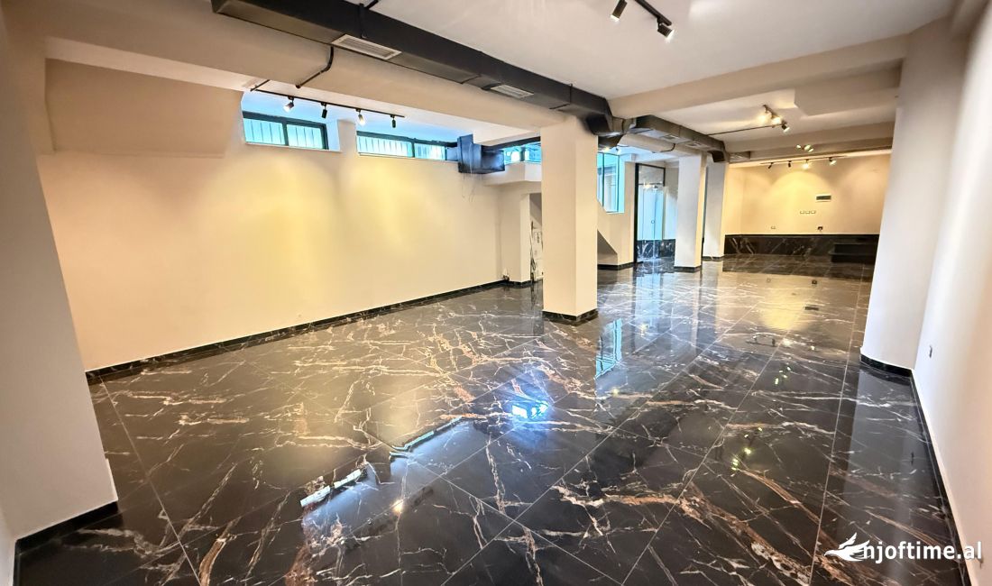 Tek 21 Dhjetori Rruga Frederik Shiroka Shitet Ambient 118 m2 me hipoteke  cmimi 236000 euro 