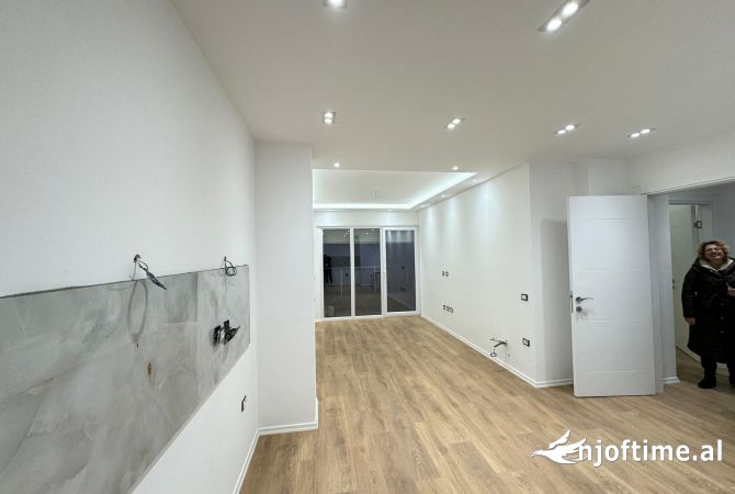 Ambiente Commerciale in Affitto 3+1 a Tirana - 400 Euro