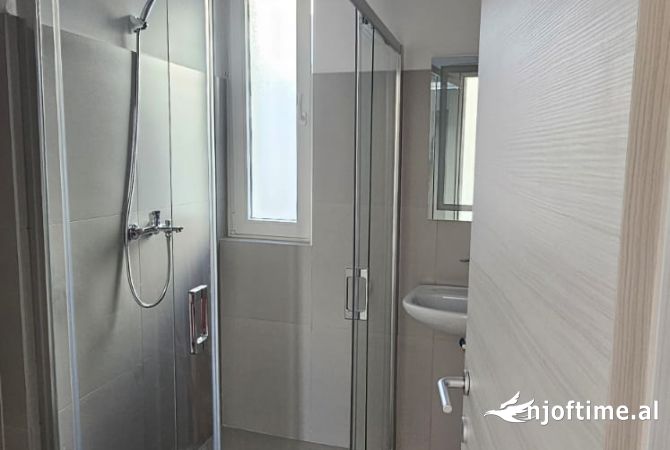 Ambiente Commerciale in Affitto 3+1 a Tirana - 62,000 Leke