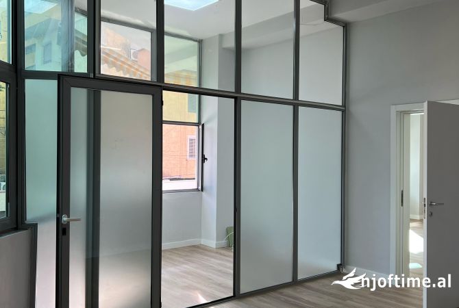 Ambiente Commerciale in Affitto 2+1 a Tirana - 2,000 Euro