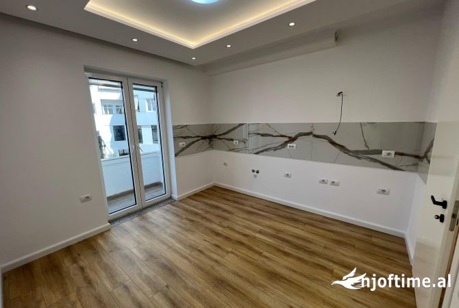 📣 QERA Apartament 2+1 📍 Prane Kafe Flores , Qender Tirane ✨   🏢 1200 euro 