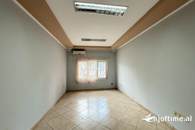 Ambiente Commerciale in Affitto 3+1 a Tirana - 80,000 Leke