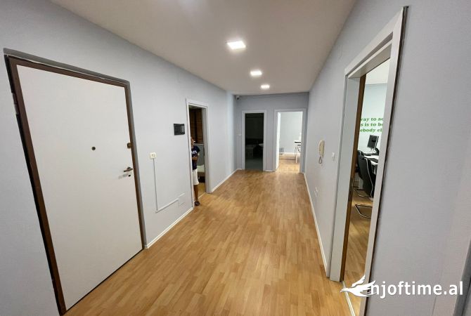 Ambiente Commerciale in Affitto 3+1 a Tirana - 1,000 Euro