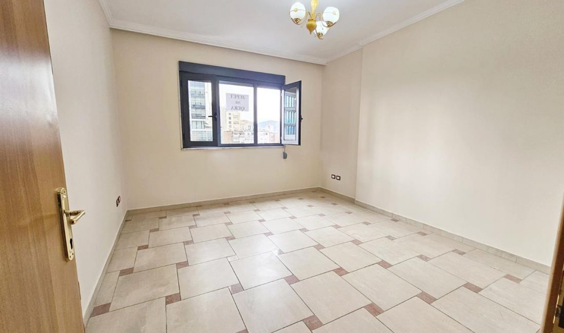 Ne qender te Tiranes jepet me qera apartament 3+1 + 2 ballkone, 1000 euro 
