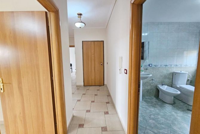 Ne qender te Tiranes jepet me qera apartament 3+1 + 2 ballkone, 1000 euro 