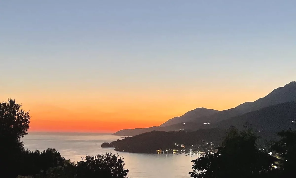 Shitet toke truall Siperfaqe 3015 m2 cmimi 2.8 milion euro  Me pamje nga deti 