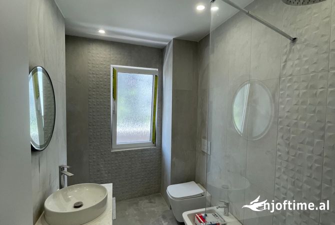 Shtepi ne shitje Apartament ne Tirane, 2+1, Mobilimi Bosh, pa mobiluar, Pagesa 250,000  Euro.