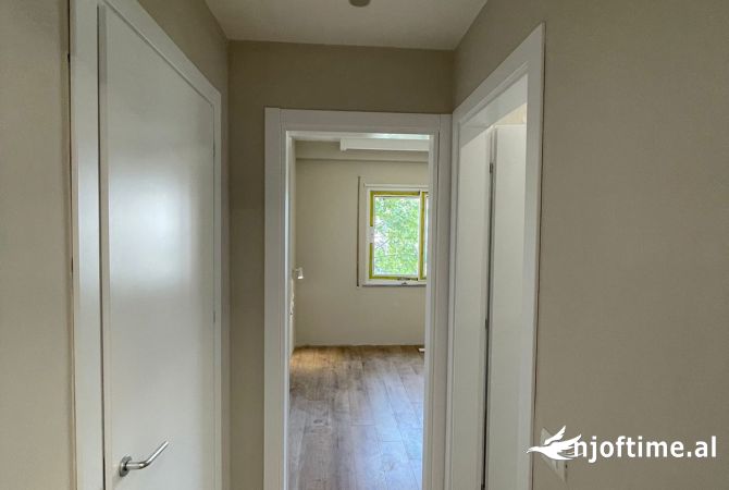 Shtepi ne shitje Apartament ne Tirane, 2+1, Mobilimi Bosh, pa mobiluar, Pagesa 250,000  Euro.