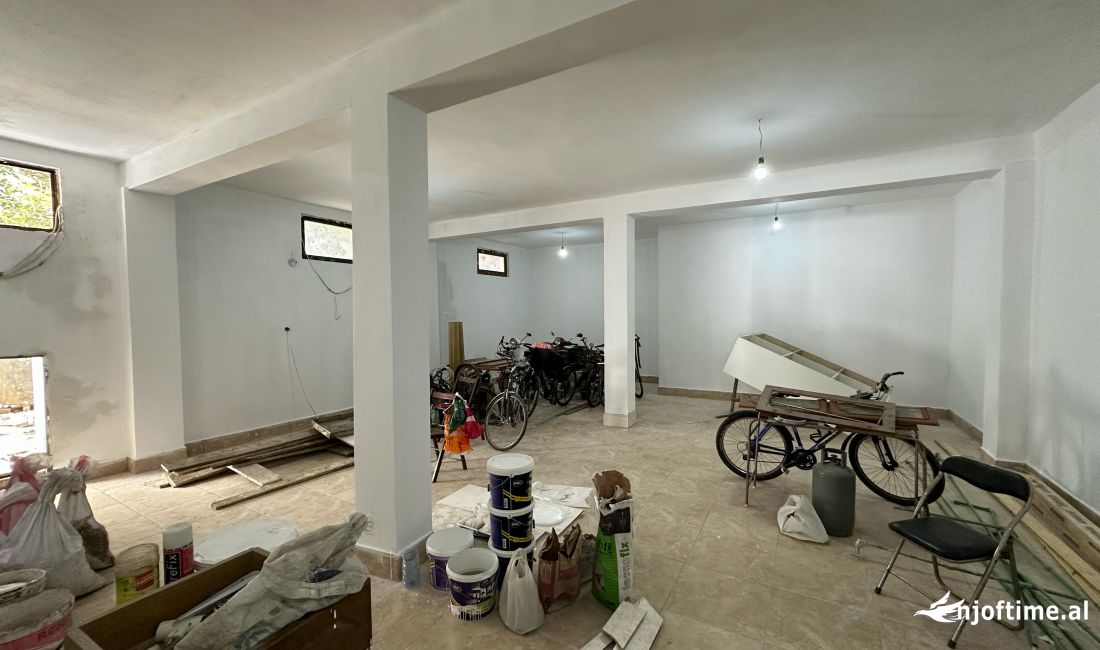 Jepet magazine me qira, tek Ish-tregu elektrik 