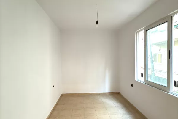 Shtepi ne shitje Apartament ne Tirane, 3+1, Mobilimi Bosh, pa mobiluar, Pagesa 175,000  Euro.