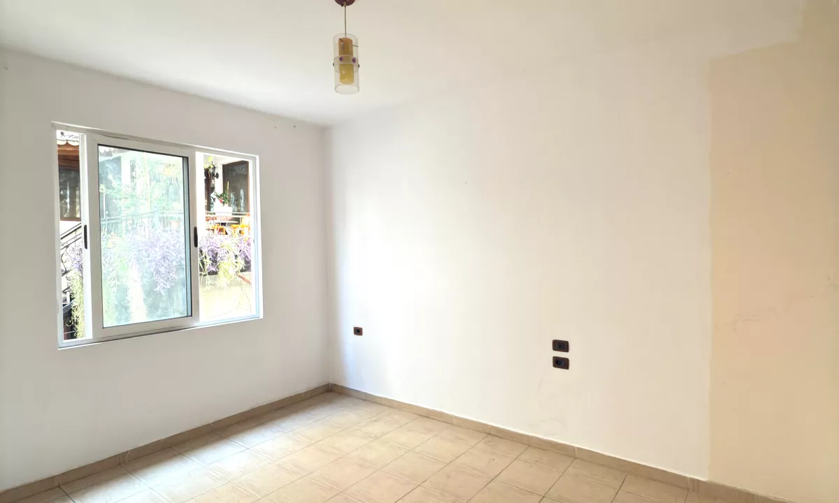 Shtepi ne shitje Apartament ne Tirane, 3+1, Mobilimi Bosh, pa mobiluar, Pagesa 175,000  Euro.