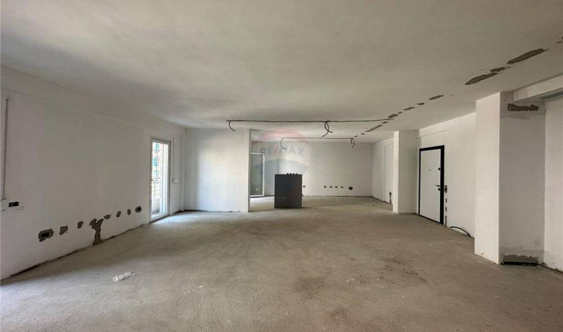 *Jepet me qira ambient per zyra te - Komuna e Parisit.