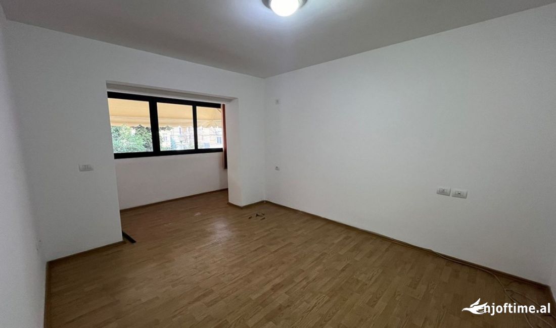 AMBIENT PER ZYRA ME QIRA TEK SHUSHICA